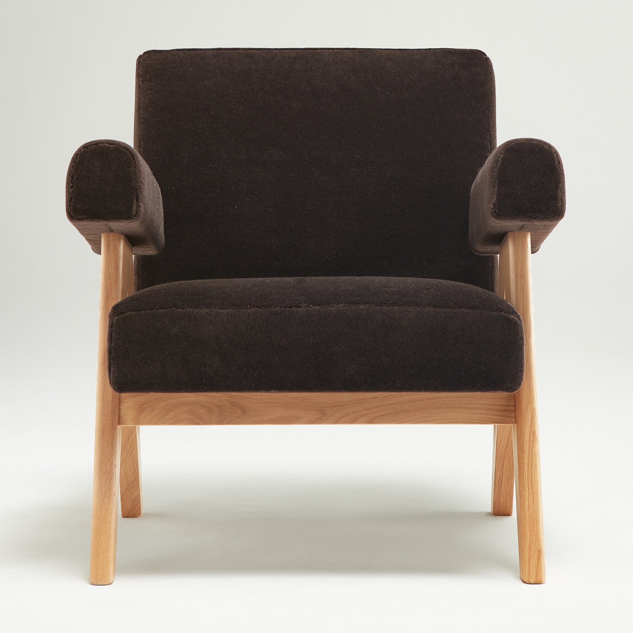 Front view of an authentic chandigarh lounge chair, pierre jeanneret era, natural oak frame, pierre frey choco teddy mohair upholstery, by Klarel #K35-31
