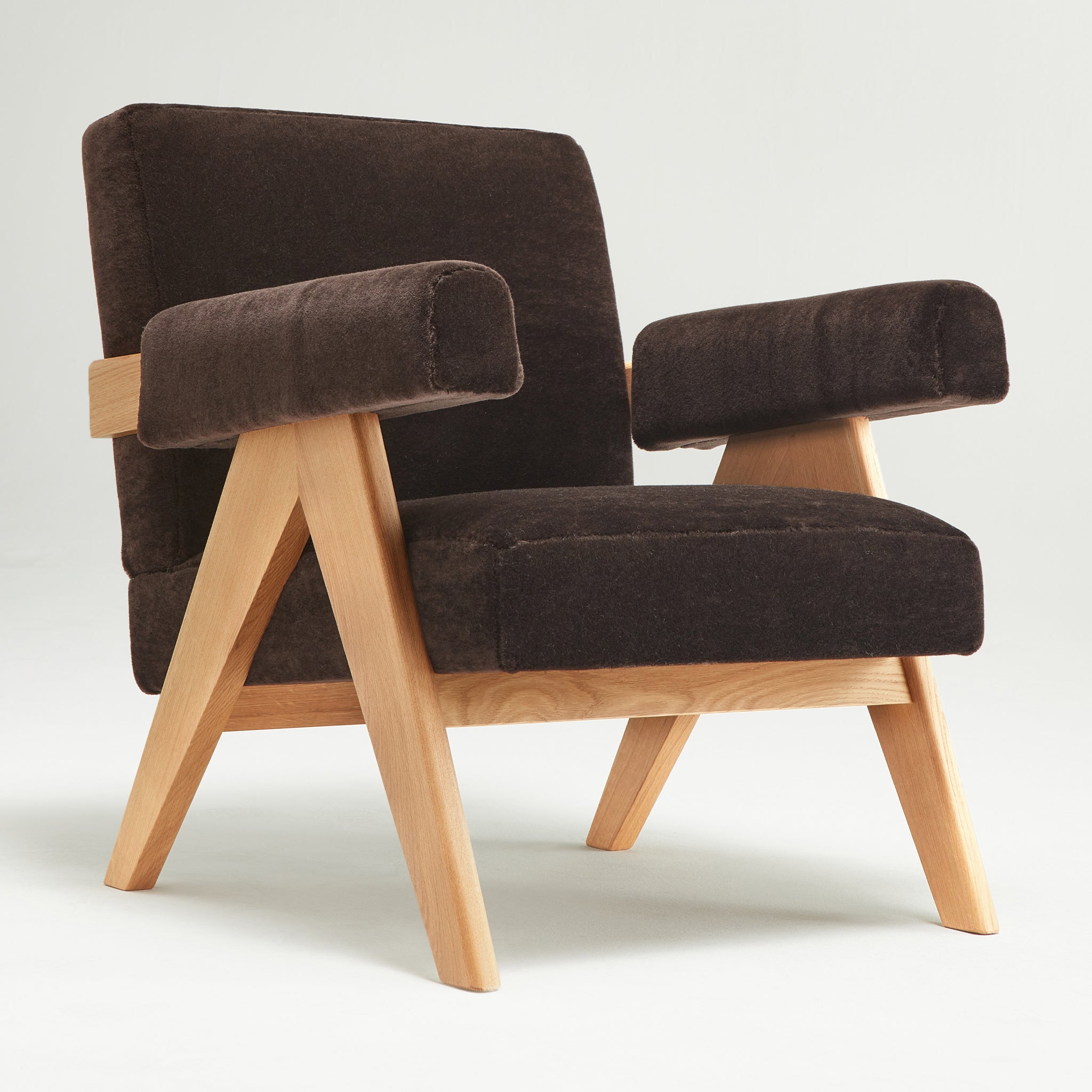 Main view of an authentic chandigarh lounge chair, pierre jeanneret era, natural oak frame, pierre frey choco teddy mohair upholstery, by Klarel #K35-31