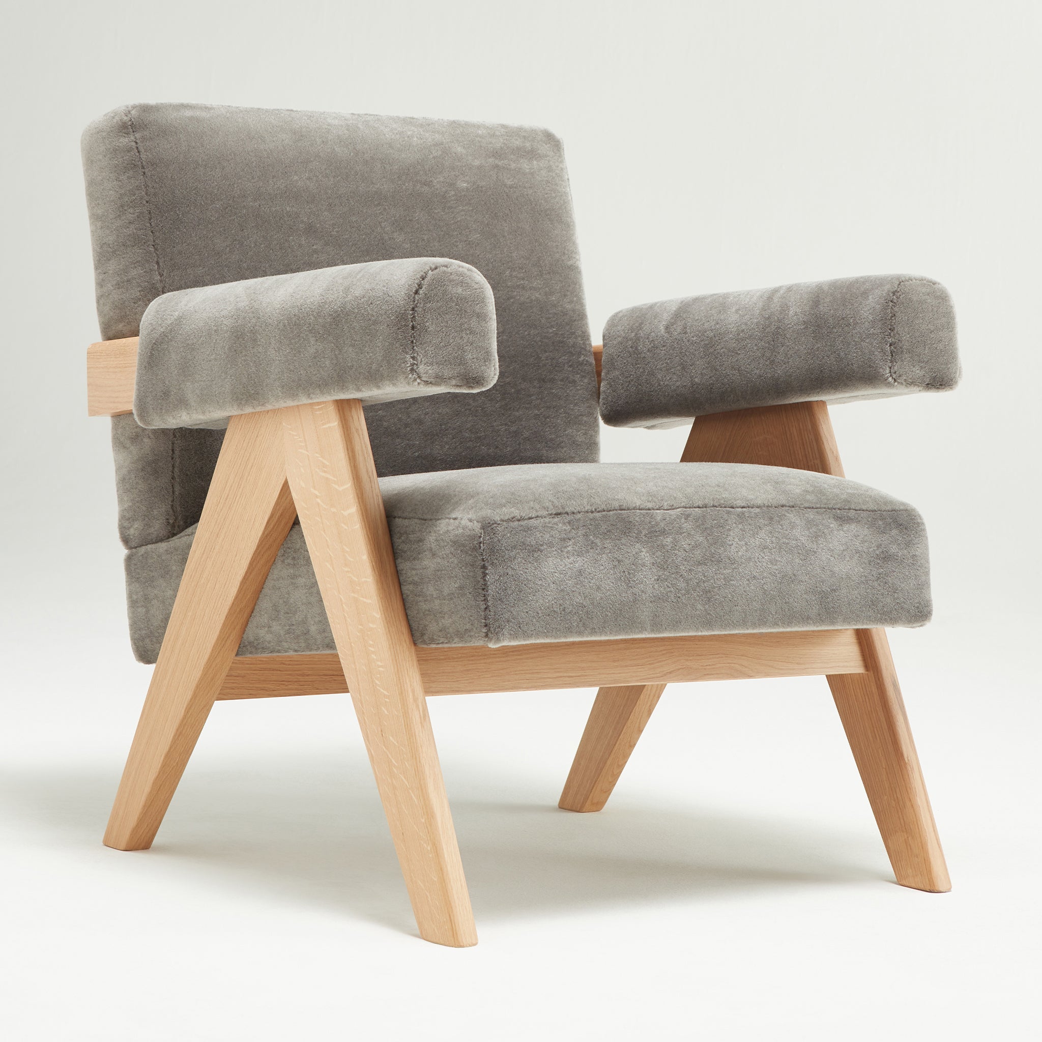 Main view of an authentic chandigarh lounge chair, pierre jeanneret era, natural oak frame, pierre frey elephant teddy mohair upholstery, by Klarel #K35-34