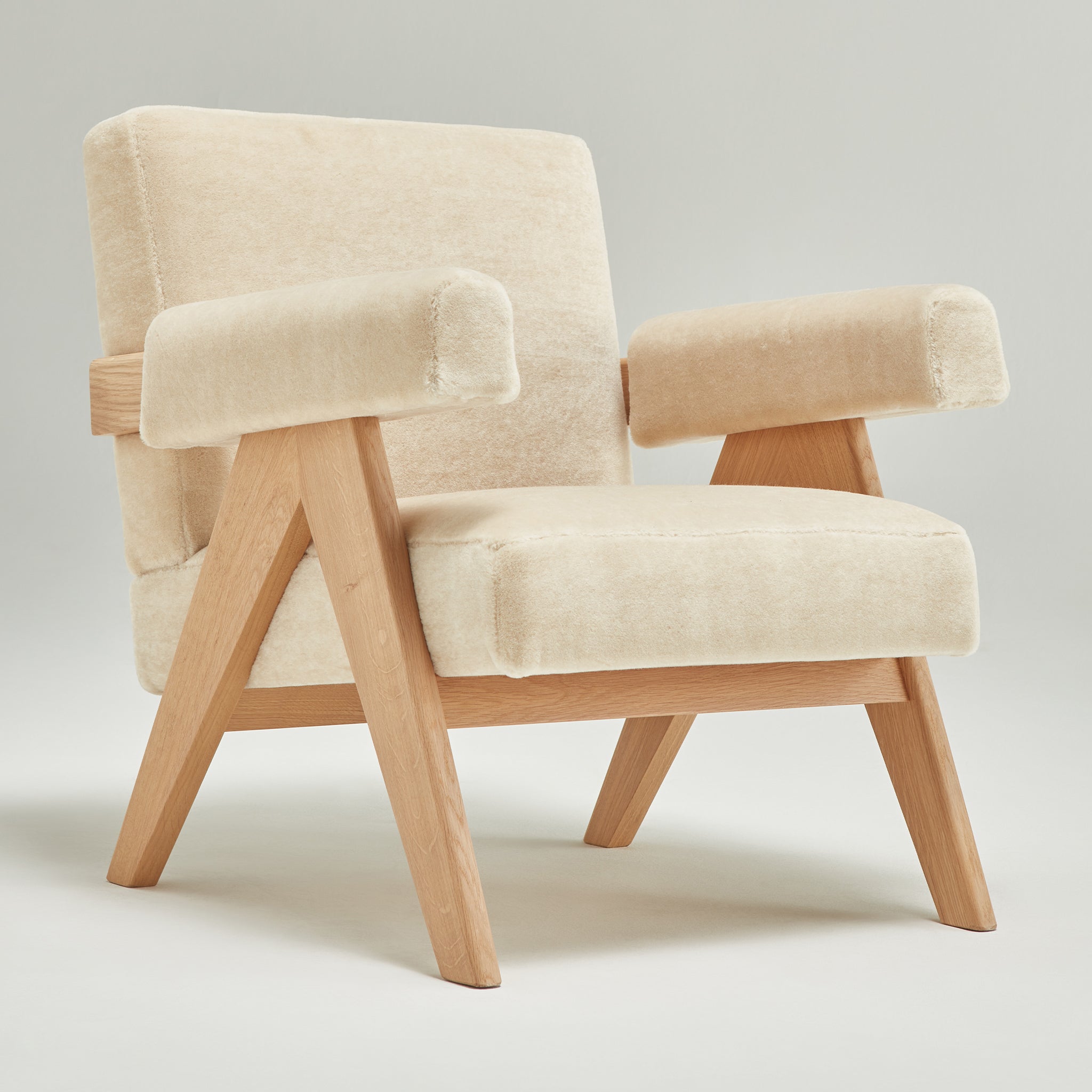 Main view of an authentic chandigarh lounge chair, pierre jeanneret era, natural oak frame, pierre frey sable teddy mohair upholstery, by Klarel #K35-35
